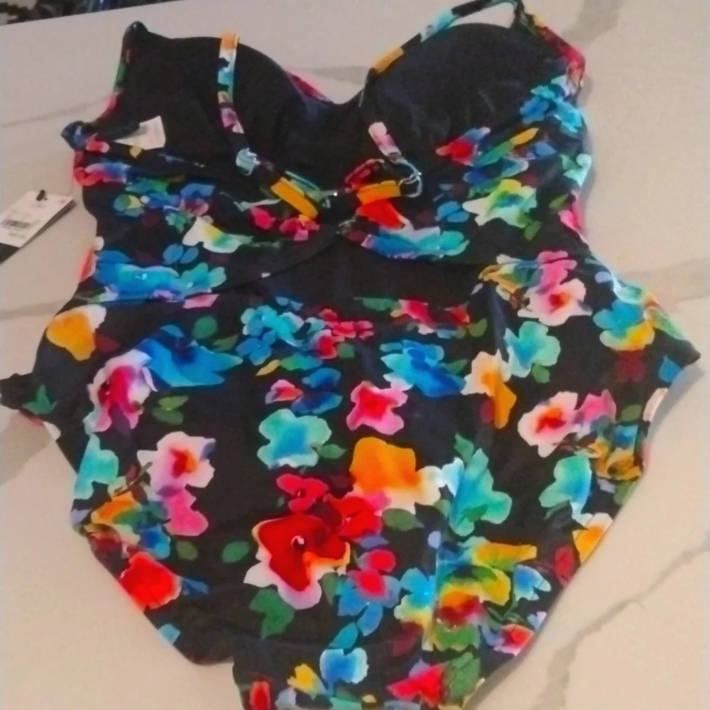 One-Piece Swimsuit 50‎ UPF  ring back floral SZ L floral ruched waist black
